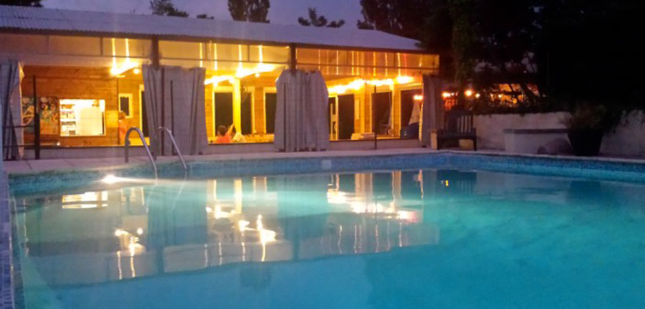 piscine de nuit a l oree du lac